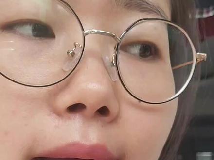 敏感肌太难了,只能涂个嘴巴,哼╯^╰#口红试色 #原相机 #豆沙色口红