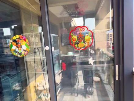 花3万改阳台当鸟房,到底值不值?5平江景阳台,变成鹦鹉豪宅啦
谁能想到5平出头的阳台,能装下9个鸟笼!6个70x50,3个65x50,住着5对和尚鹦鹉+1对月亮小太阳~
划分了超实用的功能区:整理区堆着一次性垫片,替换网片,打扫卫生分分钟搞定;喂食区整齐摆着种子粮和滋养丸,再也不用翻箱倒柜找吃的~
最绝的是江景view!四面通风不说,还装了变频空调+新风系统,夏天降温冬天保温,鹦鹉们吹着风看江景,比我还惬意
从鸟笼到环境花了不少心思,但看它们在里面蹦跶就超满足~
养鹦鹉的宝子们,你们鸟房都是怎么布置的?求交流经验呀~#鹦鹉 #鸟房 #和尚鹦鹉 #萌宠 #阳台改造