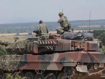 为何我国的坦克上要绑木头?虽然看着不好看,但是关键时刻能救命 #军事科普 #涨知识 #军事迷