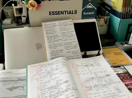 高考理综蒙题实用小技巧:
1、高考理综选择题所占分值大,实在不会,就要看蒙题的技巧了,所有人都知道,理综选择题中选择B、C选项的占绝大多数。所以遇到不会的题,就往B、C上靠,几率会大一点。
2、在高考理综考试时蒙要靠自己的第六感,物理的选择题一定要注意,因为高考物理选择题是多项选择,在不确定的情况下,宁可少选也不要多选。
3、生物要求回答产生ATP的场所,一般都是细胞质基质,线粒体,叶绿体。 问及两种生物的关系时,通常是竞争和捕食。
4、化学实验大题,判断溶液中有那些离子的,步骤①一般是取该溶液一些于试管中再加人过量的XX溶液,振荡,静置。 若出现XX则结论X成立反之不成立;步骤②取步骤①试管的上清液置于另一只试管在加入适量XX溶液,振荡,静置 若出现XX现象结合步骤①可。知道结论X成立 一般判断溶液中有那些离子的这类题目答题步骤基本是这样,其中振荡,静置只要有写必给分!
5、物理第二道大题不会做也要把那几个公式写上去,一个2分到手!
6、答题技巧:文字表达要严谨,专业术语要规范,解题步骤要完整,逻辑推理要严密,计算结果要准确,书写工整,保持卷面整洁,给老师留下一个良好的印象分