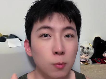 电影《给阿嬷的情书》看得我泪流满面 本人近几年在电影院看过最好的华语电影,没有之一。如此舒缓细腻,如此坚定温柔,是友情、是爱情、是近乡情,影片中段「展信佳」看得我泪流满面,没有大段的煽情,却又是那么的极致动人。
导演的镜头语言非常隐忍克制,影片结尾淑柔和南枝见面,我以为会泪流满面相拥而泣,而淑柔只是拿出一个橄榄,温柔地对南枝说这个好吃。忘记一切的南枝突然想起来年轻时寄过的猪肉,问淑柔咸猪肉好不好吃的时候,木棉花开、青苔脚下,跨越五十年的阳光落下,一瞬艺术已成。
看完电影想写些什么的时候,满脑子只剩木心的那首诗:从前的日子过得慢,车、马、邮件都慢,一生只够爱一个人。
#电影给阿嬷的情书 #给阿嬷的情书