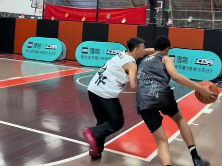 在这里打@伍肆种子计划 直播#小金vs康莉亚 #篮球🏀🏀🏀 #康莉亚 #小金 @小金🏀玩个球 @小篮神🏀锐哥