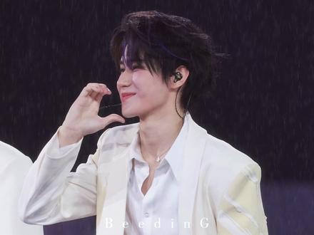 雨中害羞版QQ爱 #张真源 #时代少年团广州演唱会 #张真源钓系之神