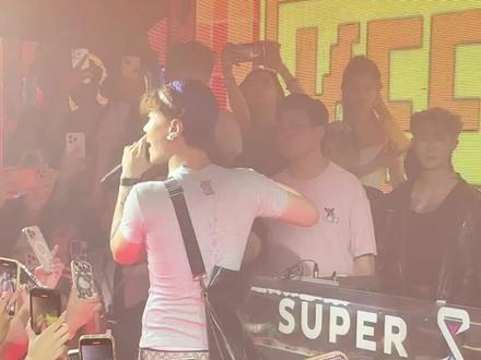 赚十万一万长肉 九万给我妈享受#hiphop #泰格西现场 #泰格西#尊尼获加黑牌 #黑牌黑胶 @尊尼获加johnnieWalker