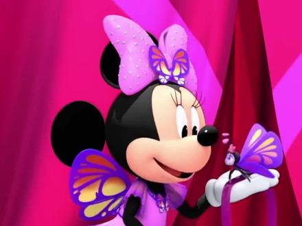 米奇米妮系列之-米妮欢乐屋 今天给大家更新了迪士尼英文动画片《Minnie's Bow-Toons 米妮欢乐屋》全六季:
1⃣️:《Minnie's Bow-Toons》是一部围绕迪士尼经典人物米妮和她的好朋友黛西展开的动画短片系列。在故事中,米妮和黛西共同经营一家“蝴蝶结精品店”,她们为顾客提供各种创意蝴蝶结,不论是头饰、宠物装饰,还是其他可爱的配件。每一集的情节轻松幽默,米妮和黛西总是想办法解决顾客的各种“蝴蝶结”难题,有时候还会遇到搞笑的麻烦和挑战
2⃣️:《Minnie's Bow-Toons》里的语言简单易懂,非常适合正在学英语的小朋友。动画里的对话清晰、语速适中,尤其适合幼儿和学龄前儿童接触英语。每一集还会带出一些日常生活中的简单词汇,比如颜色、形状、情感表达等,孩子们可以在看动画的过程中潜移默化地学习到这些基础的英语单词和短语。
#米奇妙妙屋#米妮欢乐屋 #磨耳朵英语启蒙 #磨耳朵英语动画#迪士尼动画