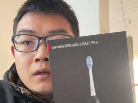 华为智选笑容加电动牙刷U7pro开箱 一: 华为智驾系统同款软硬件:小雷达(硬件)+ACS高阶智刷系统(软件)
牙刷拥有智驾级软硬件,口腔再也不是盲区:背面电车同款的小雷达,能让电刷对口腔清洁情况有领先性的精准感知,牙刷入口才会真正开始计算有效刷牙进度;智刷系统在刷牙过程中还会为对应齿面调整合适清洁方式和力度,当次刷牙结束后,会极速分析当次刷牙情况,直观展示刷牙效果
二: 跟着屏幕刷就能刷干净:APP实时内容搬到牙刷
屏幕上,屏幕可见哪个齿面没刷干净
刷牙过程中,能看到清洁中齿面的实时定位,刷牙结束后,显示全口16个齿面的清洁情况,没刷到:红色,没刷够:粉色,刷干净:白色,用户能高效找到需要补刷的齿面位置
三: NFC一触互联鸿蒙生态
多维管理健康数据,APP支持口腔问题录入,定制特殊牙清洁,实时监控刷牙路径
四: 更舒适的刷牙体验:
配备2.0专研缓震刷头,全包裹高回弹软胶,灵动深入后槽牙齿缝,比其他刷头更薄,疏水设计大大减少了发霉、藏牙膏渍的情况,更人性化
五: 细节介绍;
1、骨传导提醒与入口识别:牙刷不入口不空刷不计时,精确感知有效刷牙时长,高阶智刷系统能快速根据实时刷牙情况,通过骨传导反馈给用户,方便用户及时进行加强漏刷齿面清洁
2、无缝一体化金属机身,放洗漱间不容易发霉。小雷达是流线型设计,参考了汽车激光雷达的流体力学设计,无需担心刷牙时候水流遮挡会影响准确度。
3、支持OTA升级:支持OTA在线升级,用户只需要在APP进行固件升级,功能会持续升级
4、远山黑、曙光金和冰川蓝,华为MINDS Labs联合打造, 华为mate70同款配色,熊猫cp配色
差异化
a.产品与同价位相比:定位技术更新更领先,华为昇思AI+双光谱传感器视觉方案,更智能
传统都是纯陀螺仪电动牙刷,U7 pro应用电车智能驾驶技术,创新加入小雷达视觉方案,市面上陀螺仪电刷对牙齿定位的精准度~40%,U7 pro能达到90%+,断代提高精准度
b.产品与同类产品相比:屏幕不鸡肋显示更有效,价格低
大屏幕不像外国牙刷一样鸡肋,相当于APP上的有效内容都搬到屏幕上#电动牙刷 #好物推荐🔥 #笑容加 #usmile笑容加 #开箱