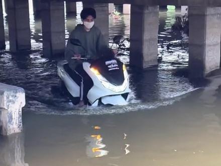 论踏板车涉水能力哪家强,pcx160领头羊!#pcx160 #骑车过河
