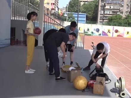 课本插图骗我多年:物理老师自制模型展示太阳系的真实比例