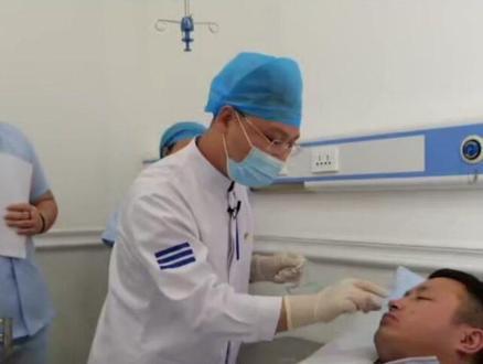 #护士懂护士 #护士 #护考 #护理操作 #实习护士 大家要的置胃管床边小组式教学剩余部分分享给大家,值得注意的是标题写的就是置胃管,也就是解决置管的环节和技术要点,也就是给学生只讲插管,不讲后续的验证固定等等,所以不要吐槽,因为此视频不是技能大赛,故不存在表演的形式,只是还原了临床情景下的引导式教学,学生来临床所见所闻所思所感,才能回到学校中认真学习这项操作的!也因此没有核对病人信息,没有清理鼻腔等过程,因为临床情景教学准备的案例都是真实的,也都是提前和病人沟通并取得同意的,所以省略那些所谓技能大赛表演式的核对等等过程,真的不要在吐槽了,我只是分享,让各位老师在日后的临床教学中更上一层楼,为护理学专业奠定底蕴,那些想不想看的,直接划走就可以,口下积点德,毕竟你还做护理工作呢,你这么吐槽自己的职业不是变相贬低自己吗?有那功夫多学学习,提升一下自己,会让医生,护士长,护理部领导们,病人及家属们高看你的!比你无力的吐槽会更好!