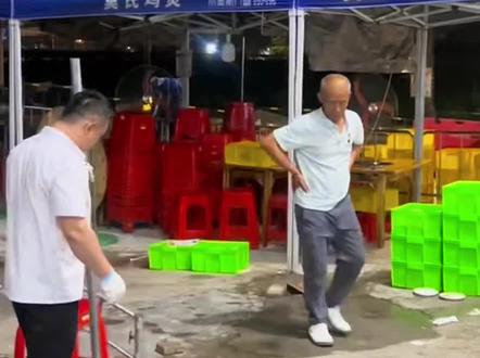 顺德莫氏鸡煲,连夜上演“拆棚大戏 前阵子老板喊破喉咙劝人别来,现在连棚子都拆了,
从被全网追着宠,到连夜清场跑路,这波流量过山车,比鸡煲的锅还烫!#莫氏鸡煲 #网红店翻车 #顺德美食 #连夜跑路