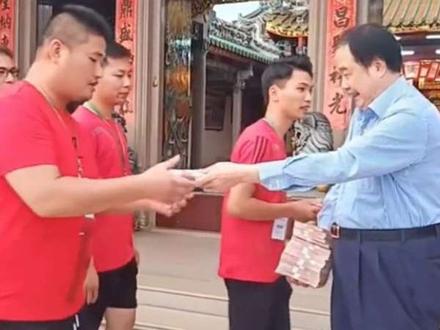 #香港江源集团董事长 #吴镇明 先生
吴国明先生 吴国龙先生 吴氏三兄弟
团结一致 一同致富 富不忘乡
几十年以来为家乡做出巨大贡献#佬友原创
#创作者扶持计划 #正能量