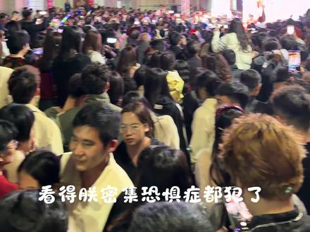 这就是悦影女团的排面吗?休假后重回潮汕表演的第一天,场面就这么火爆!😂@悦影女团⁰⁰⁷ @黑狗兄大舞台⁰⁰⁷ #悦影女团#金碟豹十二大美女 #闽南文化#晚会现场#人山人海