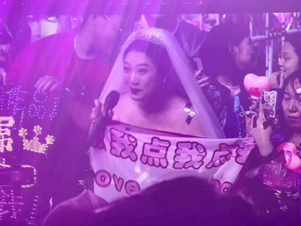 #周杰伦 #周杰伦天津演唱会 #周杰伦嘉年华世界巡回演唱会 昨天屋顶的小姐姐今天被pk了#神级现场 #这谁顶得住啊