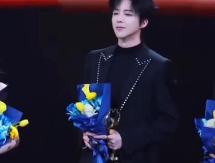 剧宣有了,热度有了,笑容有了..只有刘宇宁被某人后花园怒开80个黑帖,刘宇宁好人一生平安!
细节看刘宇宁和白鹿和王鹤棣互动部分+分析
我个人分析啊!分析不对勿怪。
我觉得首先刘宇宁说他们被黑
一是为了点题
获奖的《年度热度演员》这个名头。
刘宇宁说这个话,不会因为自己,因为他本身现在没有剧在播,他说这个话对他来讲,是没有任何加成的。
二 是白、王粉丝知道大奉和白月最近红被限流,这时候来一个大家爱吃瓜热闹的热搜,也是让这两部剧多一个高位宣传,他一直被称为内鱼活人,所以他来说,这个事热搜有了以后,白、王粉丝可以借助这个热搜去宣传,让更多人知道再播剧。
有人回我说,安利无人观看,但是这些明星也花大价钱在安利,说明还是有用的,详见珠帘时间,刘宇宁直播给剧送了一个第一的热搜,当天云合确实起来了,至少在舆论这个战上是赢了一局。(虽然今天最后粉丝刚要安利剧的时候,秒撤,讨论度那么高却再也没上去过,你们也可以分析一下是为什么)
三、现在这个梗已经全平台发酵,也是安利剧的好时候,大家也愿意看,起到一些效果的。
四、看视频可以看出来,白鹿是对他有表示感谢的意思,所以是否可以印证一下我的分析?
五、在这里守护顶刘哥哥的言论自由,希望有些人不说让她们感恩吧,也别把宁哥卖了,给别人递🔪#刘宇宁 #白鹿白月梵星 #王鹤棣大奉打更人 #罗云熙水龙吟