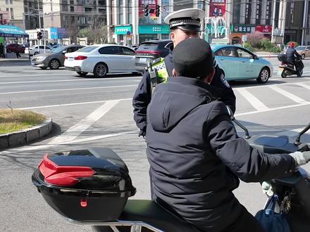 #热门 骑车不戴安全头盔?那就举牌拍照发个朋友圈!@中国警察网 @警民携手同行 @平安湖北 @中国警方在线 @平安荆州