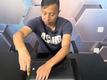 alienware外星人笔记本拆后盖的小方法,手生的兄弟们勇敢动手吧,加内存硬盘的时候去试试吧!#外星人笔记本 #卖电脑的小伙
