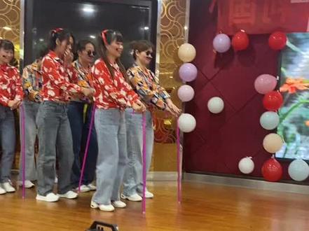 石湾舞动韵律健身队2022新年晚会,节目<二奶奶>+<红日>这6位美女演绎得大精彩了!简直戏精上身!太开心了!感恩遇见你们👋👋👋