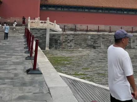 #故宫门票怎么买 ,本人购票经历分享,官网上非常难抢票,因为旅游团用黑科技抢票,我们正常的网咯根本进不去,所以没有办法,只能用其他渠道,刚开始携程上购买大人198元成人,小孩138元(包导游),帮忙抢8月5号没有抢到,改到8月6号,也没有抢到,7号星期一闭馆,所以我又换抖音渠道购票,288元成人,218元小孩(包导游),抢8 号的没有抢到,推到9号又没有抢到,然后推到10号抢到了,去到故宫里面工作人员,故宫的门票就60元,60岁及以上的老人还有18岁的小孩是免费的,跟着大人刷身份证就可,而且票是没有上午下午分的,只要你买到当天的票,一天都可以进去,下午5点故宫清场,这次我在抖音上购买是下午的票,但是我上午9点就进去了,没有跟导游,抖音买的票显示是:故宫门票+珍宝馆+深度讲解,因为导游是下午到,所以我自己直接去珍宝馆,显示是没有购票,自己又花了10元一张补票,我都气炸了,打电话给商家,说退20元给我,一直没有腿,她们所说的导游,就是走中轴线,太和门,太和殿,中和殿,反正温馨提示想去故宫的朋友,不管在哪个渠道购故宫的票,就购买大人的就好了,18岁以下的小孩千万不要花冤枉钱。