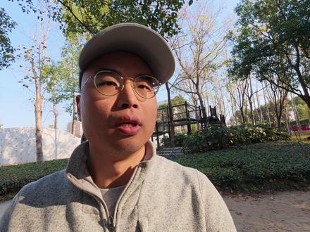 CME拔网线,1.69亿盎司白银消失,摩根大通逃到新加坡 CME拔网线,1.69亿盎司白银消失,华尔街连夜跑路?摩根大通把金库搬到新加坡:下一场金融海啸的避难所在东方?
🔍 本期核心看点:
* CME宕机真相: 为什么基础设施故障会导致“纸黄金”信仰崩塌?
* NSFR规则解读: 为什么巴塞尔协议III让纽约和伦敦的黄金业务无利可图?
* 白银逼空: 摩根大通如何通过移仓操作“抽干”COMEX的流动性?
* 新加坡崛起: 零税收、超级金库与中立地位如何吸引全球顶级资本?