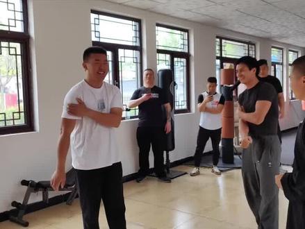 妙峰打假鸽武缘结束,只扛住了3个劈掌一鞭腿,妙峰懂得人情世故 #鸽武缘 #少林妙峰 #打假 #踢馆