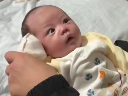 近日,贵州,爸爸教28天的小宝宝敬礼,她真的一学就会,干脆利落。网友:天选当兵人(来源:非常文山 )