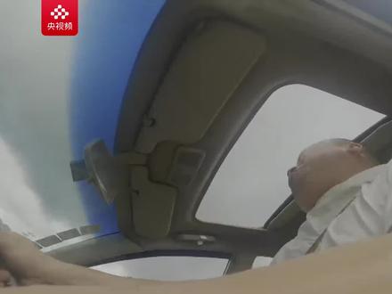 驾驶的车辆不慎落水!我该如何自救?(下)(央视频号:央视军事)