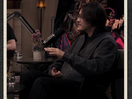 硅谷都在聊的High-agency到底是什么? 三位创业老友的新话题:什么是High-agency?
“跑步机人格”,是High-agency还是老登?
在 AI 时代,人才的准入门槛正在悄然改变。比起简历上的光鲜背景,硅谷现在更看重一种特质:High-agency(高主观能动性)。这不仅仅是努力,而是一种在极端压力下,能调动所有 AI 工具和资源去“搞定一切”的硬核能力。
这种特质被GPT总结为“跑步机人格”——一站上去就停不下来,不仅自己疯狂自驱,还能像磁场一样影响身边的人。
但这种极度的生命力也带了一个有趣的挑战:如何在保持高能产出的同时,警惕自己不变成那个爱说教、让人敬而远之的“老登”?
「锦供参考」Vol.03
本期嘉宾:
造梦次元创始人 🧑🏻沈洽金
前连续创业者 🧑🏻施凯文
锦秋基金创始合伙人 👩🏻杨洁
「锦供参考」是由锦秋基金出品的深度视频播客节目。
每一次技术范式更迭,都会有重新定义时代的创业者。「锦供参考」记录他们在不确定中自我迭代的路径,还原公司从想法走向现实的过程。
这是伟大公司的最初版本,锦供参考。
#AI创作浪潮计划 #视频播客扶持计划 #抖来聊聊 #视频播客扶持计划 #春节里的视频播客