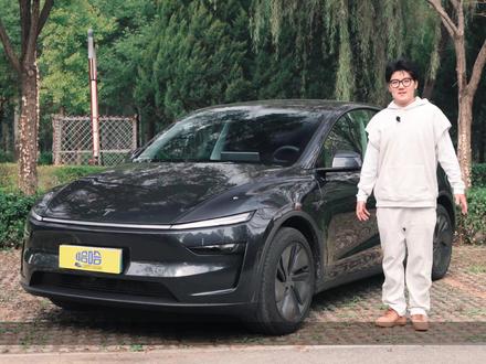 月销50000台,特斯拉ModelY真有那么好吗? 本期车型:特斯拉Model Y 2025款 后轮驱动版
售价:26.35万
能耗:2500km综合路况,13.5度/百公里
优点:
续航达成率高,能耗控制优秀
油门刹车脚感线性,市区内行驶动力充沛,转向比小,绝对驾驶者之车
前后备箱超大空间+极致储物能力
车机丝滑流畅,标配通风加热,电调座椅等,基础配置够用
缺点:
内饰精致感一般,舒适性配置的丰富程度比不上同价位竞品
底盘调校偏硬,转向低速偏沉,对于家用来说舒适性一般般
适合人群:
预算 25-30 万,追求科技感,看重品牌口碑和能耗表现,且对操控有一定需求的用户
#ModelY #特斯拉 #Model3 #小米yu7 #哈哈的车库