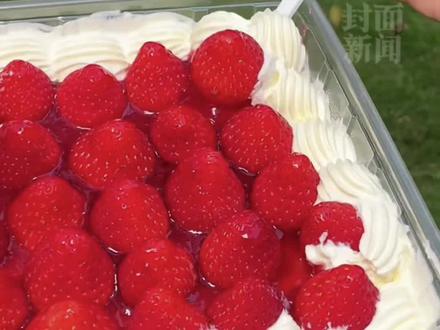 网友在盒马买到齁咸的草莓蛋糕,怀疑制作中误把盐当糖。盒马道歉:个别原料操作偏差,会补偿顾客#盒马 #盒马草莓蛋糕