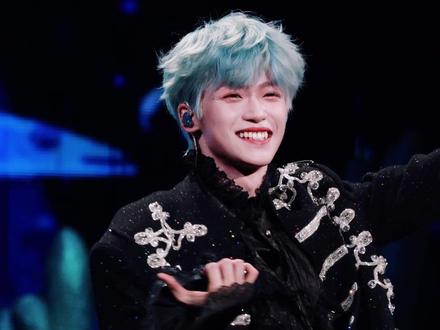 跳求佛好娇羞啊啊啊啊 嘿嘿嘿#梓渝 #舞台 #演唱会现场 #直拍 #梓渝游点意思2026巡回演唱会