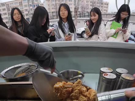沉浸式出摊儿卖炸鸡柳vlog~
#虢臻霸王大鸡柳 #三门峡霸王大鸡柳 #工学院小吃街 #我是卖炸鸡柳的 #摆摊日记