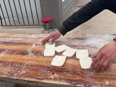 石家庄名吃缸炉烧饼 驴油做油酥 又香又酥 老石家庄人就好这口 #缸炉烧饼 #缸炉烧饼的做法 #自媒体玩法