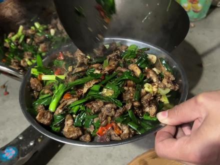 小伙“爆炒香肉”加入蒜苗,起锅时一股香味扑鼻而来,馋坏了#乡村军仔 #解馋 #香肉