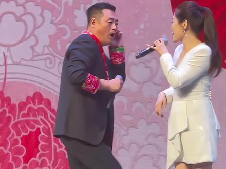 玉芬啊玉芬你让彪哥好伤心,你狠狠的把我撂 倒撂倒在红尘,其实彪哥的车里就想拉你一人,带你吹着风啊风看看云啊云#东北小调