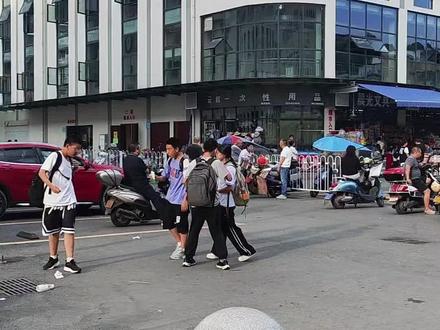 中考当天的早餐为什么建议要吃面条呢?可能很多家长还没有听说过这个说法,觉得没有啥科学依据,但实际上中考早上吃面条不仅有好多寓意,还有科学依据。首先啊,咱们中国人做事讲究一个好兆头,面条有顺顺利利,面面俱到的寓意,是不是很吉利?咱家长们可以在评论区打上金榜题名,为孩子接上这份好运气。接下来呢,讲一讲吃面条的科学依据,咱们孩子考试期间,大脑是高速的运转,会消耗大量的葡萄糖,肉类转化为葡萄糖的速度是相对较慢的,但是面条这类食品,它好消化,转化葡萄糖的速度也很快,所以说可以快速的给孩子提供能量。所以呢,建议中考当天早上啊,给孩子准备面条吃,还有一些其他的健康而且易于消化的食物,你比如说白粥啊,面包啊,蒸蛋呐,清蒸鱼啊等等都是很不错的,一定要避免油炸的,辛辣的食物,那么考试期间的饮食方面一定要健康,让孩子保持最佳的状态上考场,祝大家中考顺利。
#中考倒计时 #祝愿所有考生金榜题名前程似锦 #一切为了孩子 #家长必读