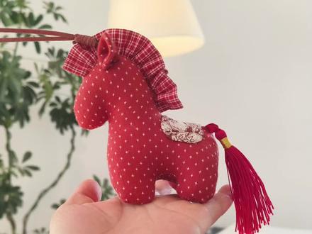 马年专属立体布艺小马✨手残党也能轻松做 谁能拒绝马年拥有一只专属布艺小马啊!挂包包、当摆件、送人都超有新意,教程巨详细还附图纸,跟着做零失败~愿新的一年,我们都像小马一样自在如风,一往无前💕#马年手工 #新年礼物 #缝纫日常 #手工教程 #飞跃360