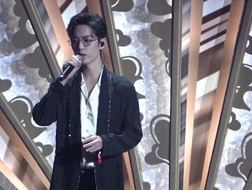 肖战在舞台上又调戏杨紫?紫妹被吓得不轻,悠着点吧战哥!#肖战杨紫 #余生请多指教 #cp #磕糖