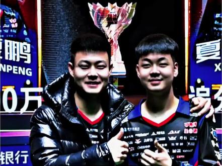 独牙大师赛,张堃鹏vs夏李傲上演师徒大战,夏李傲展示超级变态现金接黄金九,虽败犹荣!#台球 #神级现场 #是时候展现真正的技术了 #张堃鹏 #夏李傲