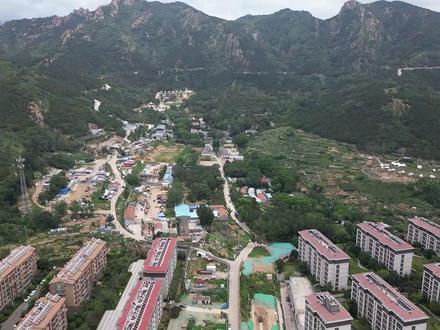 今天带大家看看唐山路打通工程进展(环湾路到青银高速段)。环湾路至重庆路采用双向六车道高架,永平路东西两侧设置上下匝道。往东与重庆路高架设置全方向立体互通,再向东双向六车道以隧道形式穿过老虎山,之后采用立交衔接青银高速。计划工期760天,2023年4月14开工,2025年4月12日竣工。#航拍