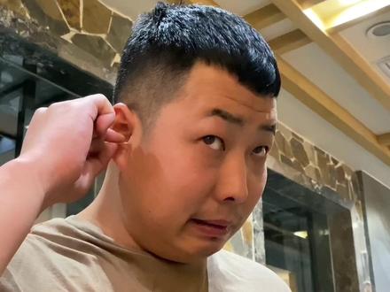 两个半斤八两的朋友在洗浴买单时#内容过于真实 #老四的快乐生活