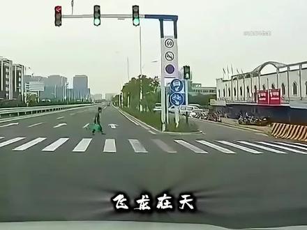 龙卷风摧毁停车场#搞笑#奇葩挑战 #搞笑视频