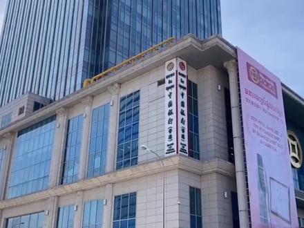 在柬埔寨金边市中心,拿着中国的银行卡,在ATM取钱看看是否成功