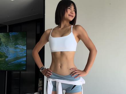 160 90 分享女生减脂塑形瘦腰思路|吃➕练 女生喜欢的是匀称 又有线条感的身材,特别是侧腰这块是紧致 向内收的!
✅今天分享几个小基数减脂塑腰思路:
让你瘦了一圈的同时,还能get到这种内收曲线
👉🏾思路一 每天的饮食安排
分享一个不节食 比💦断更能坚持的塑型食谱
👉🏾思路二 收腰显腰线的底层逻辑
锻炼你的深层核心,拥有天然束腰带
Girls like a well-proportioned and linear figure, especially the side waist is tight and inward!
✅Today, I will share a few small base ideas for fat loss and waist shaping:
While you lose a circle of weight, you can also get this kind of inner curve.
👉🏾Idea I Daily diet arrangement
Share a plastic recipe that can be more persistent than 💦 breaking without dieting
👉🏾Idea II The underlying logic of retracting the waist and showing the waistline
Exercise your deep core and have a natural belt.
#见人不如健身 #身材管理 #健身日常 #减脂期的姐妹 #自律遇见更好的自己