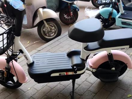 爱玛电动车欢乐豆的后座垫的拆卸方法。 #电动自行车 #爱玛电动车