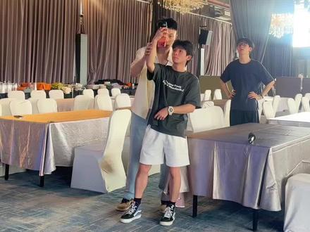如果你真的接触过鳌烨,你会发现他做事特别认真,也特别严谨。他很在意自己的口碑,也一直很小心平台的规则,所以他每次说话都会想清楚再说。
最近蹭热度、蹭流量的人确实不少。我只能说,很多人是在断章取义、管中窥豹。很多人从未完整看过一场直播,只是盯着每晚下播前那个“颜值打分”环节,因为那是唯一不用排队就能连麦的机会。但我们真的不是靠锐评外貌来变现,也从未女性设什么“评价体系”。用分数或者“标签化”的内容输出是为了在快节奏的直播中更直观。如果不了解全貌,还是先别急着下结论。很多时候在相亲市场里,颜值本身就是一种稀缺资源,很多时候比财富更难替代。颜值,这仅代表一部分相亲婚恋市场的选择。同时也是大众喜闻乐见的话题。
你视频里提到的“土纯8分顶美好嫁风”,我推测你看的大概率不是鳌烨,可能是另一位灰灰男。如果你真的看过直播,会发现月老一直在强调的是:严肃婚恋、门当户对。
你还提到一个类比:“鳌烨可以评颜值,那你就可以教马云赚钱。”说实话,这个类比逻辑上不太成立。我们在做的是基于我们专业领域的事,而您的表达,更像是在偷换概念、断章取义。
人还是得多读书、多学习。我自己也是上了大学才知道,原来逻辑学是可以随意选修的。书读多了,才会对自己的言行负责。如果学生时代真正学会思考,应该也不会脱口而出“一个视频创作者美颜拉到百分百”这种说法。
人还是得多读书、多学习。不然很容易站在一个看似正义的立场上,扮演公平的判官,但其实可能无形中站在了女性的对立面,去博取一些并不高级的关注。
人还是得多读书、多学习。当你通过知识真正提升自己、创造财富价值的时候,你会发现,随便一个销售、红娘,是不太可能轻易左右你的判断的。何来通过颜值pua女性客户一说?
互联网是个开放的平台,每个人都有表达的权利。但“纯主观”不等于可以信口开河,更不等于可以人身攻击。
如果你单纯是为了起号、变现,那也不妨试试看——用那种洗稿式的浮夸文案,到底能换来多少信任,又有多少人愿意真正买单。
我也一直觉得,能评价鳌烨的人,起码应该在认知或影响力上有一个更高的维度。而您以杭州主播加经纪人的履历,来否定他的审美和美商,这件事本身,我觉得还需要更多事实来支撑。
最后,这位博主——姑且这么称呼吧——也请不要以为在结尾加几句正能量的话,就能让整篇观点变得自洽。我还是期待您接下来的内容,看看是否还会继续带着“鳌烨”的标签。