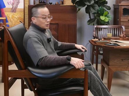 一把椅子,如何同时拥有“野性”与“优雅”? 酋长椅给出了很好的答案。1949年问世至今,其舒展如部落图腾的造型充满原始张力,但流畅的线条和温润的黑胡桃木质感,又让它无比优雅。放在现代空间里,是不错的视觉焦点。#酋长椅 #沙发 #椅子 #世界名椅 #匠心制作