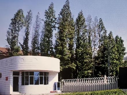 1965年,秦川机床厂由上海机床厂分迁至陕西省宝鸡市,成为全国齿轮磨床的定点生产企业 。1996年秦川机床厂改制为国有独资的秦川机床集团有限公司。1998年秦川集团控股设立的陕西秦川机械发展股份有限公司在深圳证券交易所上市。2001年秦川集团实施了债转股,陕西省经贸委以秦川机床集团有限公司净资产出资,占比49.59%。2003年秦川集团旗下的秦川发展收购了联合美国工业公司60%的股权。2006年原秦川机床、汉江工具、汉江机床合并组建陕西秦川机床工具集团有限公司。2009年秦川机床工具集团有限公司完成了对宝鸡机床的增资控股。2020年秦川机床工具集团有限公司控股股东由陕西省国资委变更为法士特集团。同年,秦川机床以4.29亿元现金收购法士特集团持有的沃克齿轮100%股权。2023年秦川集团入选两项“国家队示范”,成为全国200家“创建世界一流专精特新示范企业”之一。在发展过程中,秦川机床厂不断调整战略,壮大业务,成为中国机床工具行业的龙头企业。#秦川机床厂 #九十年代的回忆 #宝鸡工业 #宝鸡建设 #宝鸡同城