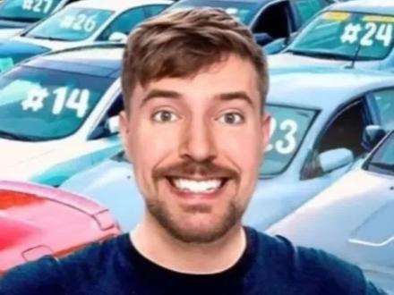 野兽先生人生经历:流量之王的崛起与困局
你知道吗?有位小镇青年用10年时间,把一台老旧笔记本变成了估值50亿美元的商业帝国。2012年,13岁的吉米·唐纳森在北卡罗来纳州注册了"MrBeast6000"频道。最初的游戏解说视频无人问津,5年才攒下3万粉丝。
转机出现在2017年,他连续44小时直播数到10万。这个看似荒诞的行为艺术精准击中了互联网时代的猎奇心理,2100万次观看让他一夜成名。从此吉米找到了流量密码——用反常规内容制造极致体验。他复刻《鱿鱼游戏》真人版,斥资350万美元打造场景,45.6万美元奖金池吸引全球目光,4.6亿次播放量直接冲破YouTube天花板。
更绝的是,他把公益变成内容爆点:清理海洋垃圾时,潜水员突然掏出钻石戒指求婚;种植2000万棵树计划让观众能实时追踪每棵树的GPS坐标。当其他网红还在接广告时,吉米已经构建起完整的商业矩阵:Feastables巧克力品牌上线72小时销售额破百万;MrBeast Burger通过幽灵厨房模式,3年开出3000家虚拟门店。
2025年,他的商业帝国预计收入7亿美元,个人净资产突破10亿美元。但光鲜背后暗流涌动:长期依赖撒钱加挑战模式导致内容重复率高达35%;砸豪车等情节被质疑是特效合成;更棘手的是,旗下汉堡品牌因食品安全引发集体诉讼,暴露出轻资产扩张的风险。
当同行还在模仿他的套路时,吉米已经递交了"MrBeast Financial"的商标申请,计划进军加密货币交易平台。从3万粉丝到4亿订阅,从游戏解说员到商业巨擘,吉米用十年时间证明:在互联网时代,极致的内容创新能打破所有规则。但当流量游戏进入深水区,这位"野兽先生"能否继续领跑?或许,正如他在最新视频里说的:"下一个挑战,才是真正的开始。"
#野兽先生 #网红#mrbeast #热点#流量