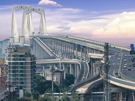 芜湖人注意!咱北边要添座“不堵车的跨江大桥”,以后过江更方便啦!
最近省里刚公示了泰山路长江大桥的计划,咱先不说那些复杂报告,就聊聊这桥跟咱老百姓到底啥关系——简单说,以后从鸠江往北走,再也不用跟一桥、三桥“抢道”了!
先跟大家掰扯点实在的:这桥可不是小工程,花了155亿真金白银,全长30多公里,最关键的是建了双向八车道!你想想,以后早高峰从鸠江去和县办事,或者周末带娃去和县褒禅山爬山、去乌江古镇吃锅巴饭,不用再绕去一桥堵半天,上了这桥一路通畅,比现在能省不少时间。
而且这桥对咱芜湖太重要了:现在早晚高峰过江都怕堵,尤其是一桥、三桥,这桥建好了,能分流不少车,咱过江上班、送娃上学能更顺溜;另外,江北新区不是一直在发展嘛,这桥一通,从主城去江北逛街、找工作也更方便,以后咱芜湖“江南江北一起旺”,日子也能更红火。
对了,这桥现在已经到审批阶段了,等开工建设,咱就能看着它一点点架起来。你平时过江常走哪座桥?要不要聊聊这桥对你上班、出游有没有帮助呀?#芜湖#长江大桥