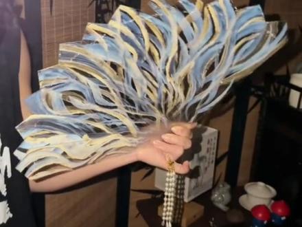 ✨流岚碎金云雾扇也太仙气了吧
手工制作的质感满满,扇面光影流转超好看
日常随身、拍照装饰都很出片
不管是自留把玩,还是送给闺蜜、同学当小礼物都超合适,满满的小惊喜~
#流岚碎金云雾扇 #扇子推荐 #手工diy #闺蜜